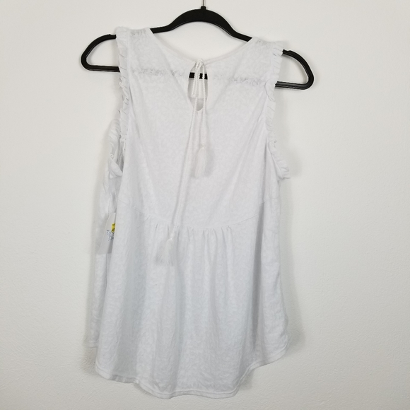 Time and Tru Tops - 🐠 3/$20 TIME AND TRU SLEEVELESS RUFFLE TOP
